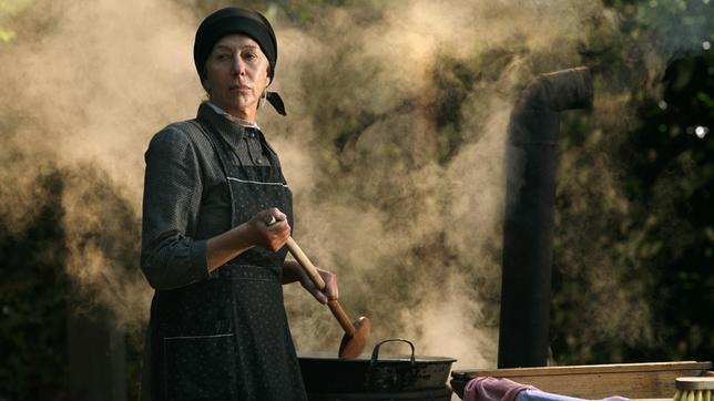 Bild: ARD Degeto/Intuit Pictures Eine Frau mit rätselhafter Vergangenheit und einem Geheimnis hinter ihrer Haustür: Emerenc (Helen Mirren).