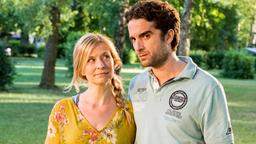 Eine gemeinsame Zukunft gibt es nur mit Papas Segen: Markus (Oliver Wnuk) und Lena (Birte Hanusrichter) müssen ihre erste Bewährungsprobe meistern.