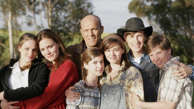 Bild: ARD Degeto/Boris Guderjahn Eine große, glückliche Familie: Hanna Westphal (Maja Maranow, 2.v.li.), ihre Töchter Mara (Karoline Teska, li.), Antonia (Roxanne Borski, 3.v.li.) und Judith (Diane Willems, 3.v.re.), deren künftiger Ehemann Jan (Franz Dinda, 2.v.re.) sowie dessen Vater Wolf Holländer (Heiner Lauterbach, Mitte) und sein kleiner Bruder Lukas (Jannik Schürmann, re.).