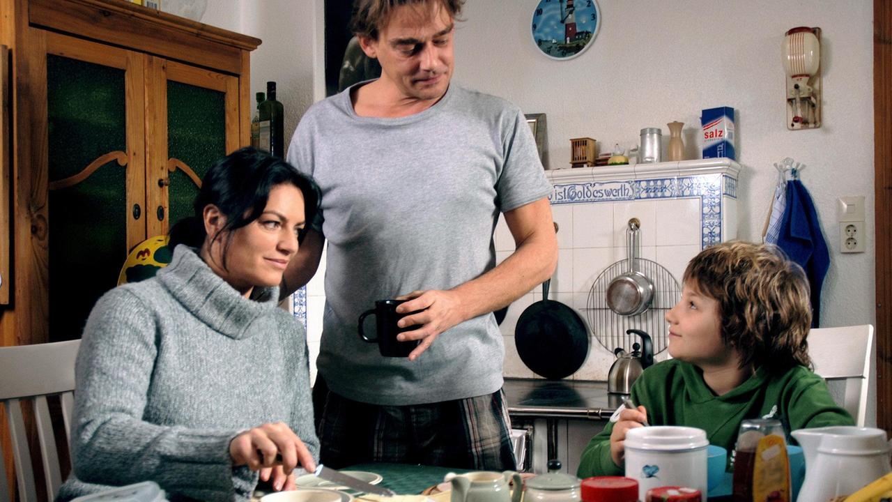 Eine sympathische Patchwork-Familie: Katja Winzer (Christine Neubauer) mit ihrem Sohn Tobias (Ludwig Skuras) und ihrem Lebenspartner Jürgen (Martin Feifel).