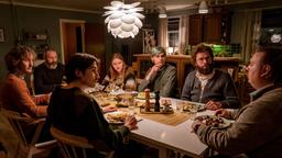 Eine Tafelrunde ungewöhnlicher Helden (v. li. n. re.): Lennart (Lars Brygmann), Markus (Mads Mikkelsen), Sirius (Albert Rudbeck Lindhardt), Mathilde (Andrea Heick Gadeberg), Bodashka (Gustav Lindh), Otto (Nikolaj Lie Kaas) und Emmenthaler (Nicolas Bro).