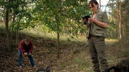 Eine weitere Leiche! Falk Laue (Jacob Matschenz, li.) und Sara Jahnke (Maria Simon, re.) sind am Tatort.