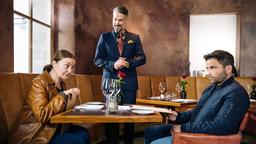 Einer Spur folgend landen Anne Marie Fuchs (Lina Wendel, li) und Youssef El Kilali (Karim Chérif, Mitte) im Restaurant Quantum. Besitzer Struck (Stefan Bockelmann, re) wittert ein gutes Geschäft – Bestellung gegen Informationen.