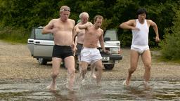 Frank (Peter Mullan, li.), Eddie (Sean McGinley, 2. v. li.), Danny (Billy Boyd, 2. v. re.) und Chan (Benedict Wong) 