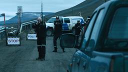 Eivind (Erik Madsen, li.) und seine Kollegen stellen ein verdächtiges Fahrzeug.