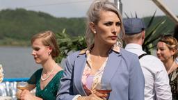 Elena Baring (Hayal Kaya) ist als Touristin auf dem Bodensee unterwegs, wo sie ausgerechnet in eine Nostalgiefahrt geraten ist. Noch ahnt sie nicht, dass sie nur allzu bald als Untercoverpolizistin im Einsatz sein wird …