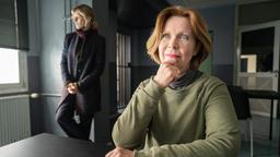 Zur gleichen Zeit kümmert sich Karin Lossow um Ellen Noorgards Sohn, während Ellen sich überwindet und ihre Mutter Patrizia im Gefängnis besucht. 