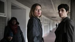 Ellen Bouché (Nina Kunzendorf, re.) und ihre Freundin Maggie (Hilde De Baerdemaeker).