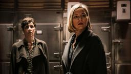 Ellen Bouché (Nina Kunzendorf, li.) und ihre Freundin Maggie (Hilde De Baerdemaeker) im Leichenschauhaus.