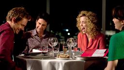 SWINGING WITH THE FINKELS: Ellie (Mandy Moore) und Alvin Finkel (Martin Freeman) amüsieren sich mit ihren Freunden Peter (Jonathan Silverman) und Janet (Melissa George).