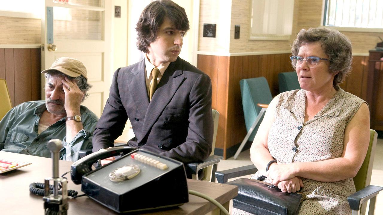 Elliot (Demetri Martin, Mitte) will mit seiner Mutter Sonia (Imelda Staunton) und seinem Vater Jake (Henry Goodman) die Zwangsversteigerung des familieneigenen Motels abwenden.