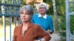 Elly (Cornelia Froboess) hat beschlossen, dem Kloster den Rücken zu kehren, Schwester Lydia (Ulrike Grote, hinten) fällt der Abschied besonders schwer.