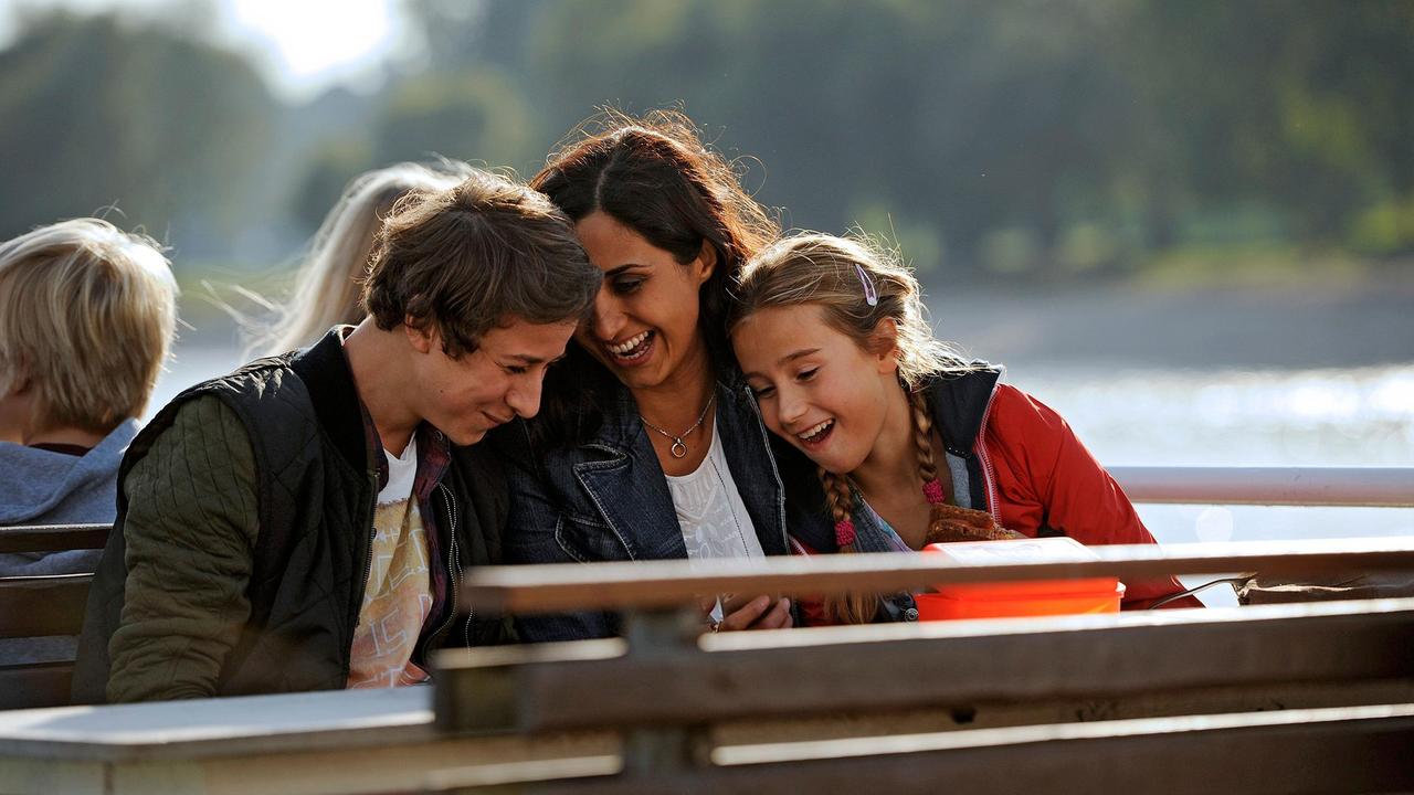 Elmas (Narges Rashidi, M) macht einen Familienausflug mit ihren Kindern Can (Jascha Baum) und Sevgi (Marlene Metternich).