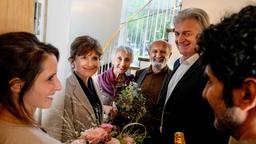 Elternbesuch für Viola (Amelie Kiefer, li.) und Faraz (Reza Brojerdi, r.e): Masud (Ramin Yazdani, hinten li,), Anoushe (Sima Seyed, hinten re.), Holger (Dominic Raacke) und Beatrice (Victoria Trauttmansdorff) stehen vor der Tür.