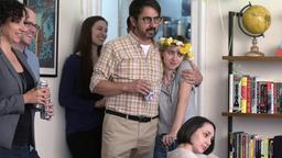 Emily (Zoe Kazan) und ihr Vater Terry (Ray Romano) feiern ihre Rückkehr aus dem Krankenhaus mit Freunden.