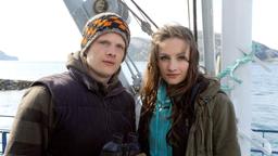 Emma (Karoline Teska) verliebt sich in den jungen Kapitän Ronny (Enno Hesse).