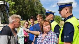 Klaus (Jörg Schüttauf, li.), Jule (Karolyna Lodyga, 2. v. li.), Uwe (Sönke Möhring, 3. v. li.), Krzysztow (Piotr Witkowski) und Inge (Marie Gruber, 3. v. re.) sehen schon das Unglück kommen.