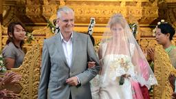 Endlich können Georg (Sky du Mont) und Anna (Esther Schweins) zum Traualtar schreiten.