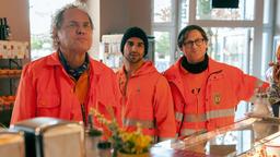 Endlich Mittag: Werner (Uwe Ochsenknecht, li.), Tarik (Daniel Rodic) und Ralle (Jörn Hentschel, re.) laufen gutgelaunt bei Gabi ein.