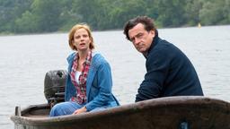 Endlich sitzen Claudia (Julia Jäger) und Michael (Thomas Sarbacher) wieder im selben Boot.