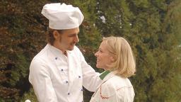 Endlich soll Robin (Eva Meier) Felix (Max von Thun) abwerben, doch dabei verliebt sie sich nicht nur in seine Kochkünste.