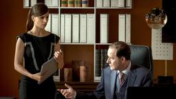 Engelhardt (Stefan Kurt) stellt Aylin (Aylin Tezel) in seiner Kanzlei ein.