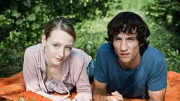Entgegen den Plänen ihrer Eltern wollen David (Laurence Rupp) und Marie (Alina Fritsch) nicht die familiären Weingüter übernehmen, sondern ihre eigenen Wege gehen.