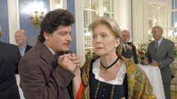 Erfolglos versucht der Pralinen-Produzent Bertram Mayrhofer (Fritz Karl) der Almbäuerin Rosa (Christiane Hörbiger) ihr Rezept abzujagen.