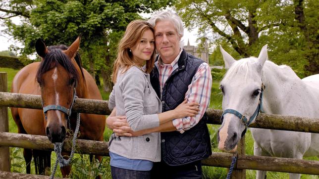 Bild: ARD Degeto/Jon Ailes Eric (Philipp Brenninkmeyer) und Elaine (Suzan Anbeh) verbindet mehr, als nur ihre Liebe zu den Pferden.