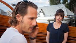 Erik (David Rott) erhält im Beisein seiner Freundin Verena (Anna Thalbach) die traurige Nachricht über den Unfalltod seines Bruders.