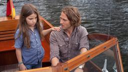 Erik (David Rott) unternimmt mit seiner trauernden Nichte Leonie (Cosima Schroeder) eine kleine Bootstour.
