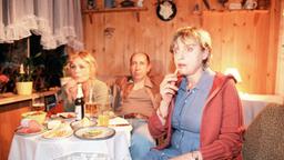 Erika Strunz (Katharina Thalbach, re.) sieht zusammen mit ihren Garten-Nachbarn Reinhard (Manfred Möck) und Uschi Paschke (Ingeborg Westphal) ihren Mann im Fernsehen.