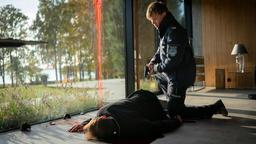Erschossen im Bungalow: Leon Pawlak (Sebastian Hülk, re.) findet den toten Cyberunternehmer Maslowski (Paweł Ciołkosz, unten).