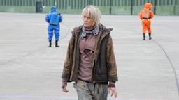 Erst 20 Jahre, nachdem Robin Wright (Robin Wright, Mitte) ihre Gestik, Mimik und ihr gesamtes Ausdrucksrepertoire von den Miramount Studios hat einscannen lassen, hat sie wieder einen öffentlichen Auftritt. Als das Studio die nächste Revolution der Filmproduktion verkündet und mit der authentischen Robin für ihr neues Produkt wirbt, kommt es während der Gala, zu der die geladenen Gäste nur in Gestalt ihrer Avatare erscheinen, zu einem Zwischenfall: Rebellen stürmen die Bühne und behaupten, das Leben der Menschen sei nur noch eine manipulierte Halluzination.