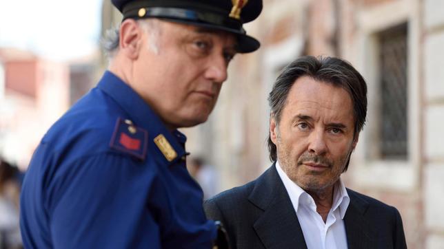 Bild: ARD Degeto/Nicolas Maack Erst ein Streik, dann ein Anschlag und schließlich ein Mord: Commissario Brunetti (Uwe Kokisch) und Sergente Vianello (Karl Fischer) ermittelt in einem komplexen Fall.