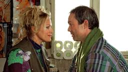 Es funkt gewaltig zwischen Moni (Sonja Kirchberger) und Manfred (Hannes Jaenicke).