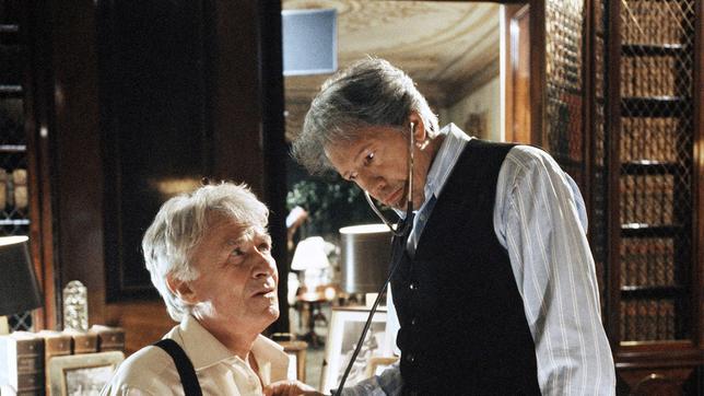 Es gefällt Dr. Spellman (Bernd Herzsprung) gar nicht, was er in der Brust seines Freundes Thaddeus (Günther Schramm) hört.