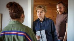 Es gibt Probleme: Kommissarin Mella (Eva Melander) und ihr Mann Robert (Jakob Hultcrantz Hansson) stellen ihre Tochter Mella (Agnes Rase, li.) zur Rede.