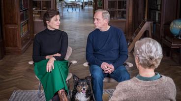 Bild: ARD Degeto/Boris Laewen Es ist vorbei. Oder vielleicht doch noch nicht? Das wohlsituierte Paar Doris (Martina Gedeck) und Georg (Ulrich Tukur) stehen vor den Trümmern ihrer über 20-jahrigen Ehe und hoffen auf die Hilfe der Trennungstherapeutin Gisela Bruhns (Angelika Thomas)
