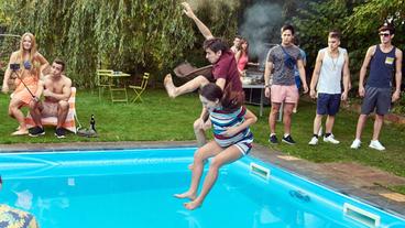 Bild: ARD Degeto/Reiner Bajo Etwas Party geht auch mit Babybauch: Ella (Tijan Marei) und Matti (Ivo Kortlang) springen bei einer Feier mit ihren Schulfreunden in den Pool.