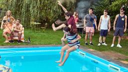 Etwas Party geht auch mit Babybauch: Ella (Tijan Marei) und Matti (Ivo Kortlang) springen bei einer Feier mit ihren Schulfreunden in den Pool.