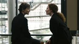 EU Kommissarin Jule Kronberg (Friederike Becht, li.) und Mel O'Connor (Rosemarie La Vaullée) verstehen sich gut.