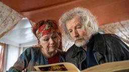 Eva (Imogen Kogge) hilft Ulf (Christian Steyer), sich zu erinnern.