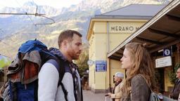 Eva (Julia Nachtmann) holt ihren Freund Johannes (Bernhard Piesk) am Bahnhof in Meran ab.