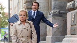 Eva Schatz (ChrisTine Urspruch) bringen die Überraschungen von Hanno (Wolfram Grandezka) an ihre Grenzen.