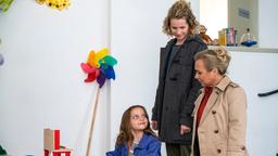 Eva Schatz (ChrisTine Urspruch, re.) kämpft für Christina (Cornelia Gröschel, Mitte) und Tochter Marie (Rosa Wirtz, li.) um das Sorgerecht.