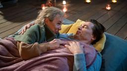 Eva (ChrisTine Urspruch) und Hanno (Wolfram Grandezka) genießen ihre Zweisamkeit.