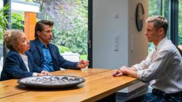 Eva (ChrisTine Urspruch, li.) und Hanno (Wolfram Grandezka, Mitte) suchen das Gespräch mit Erik (Christian David Gebert, re.).