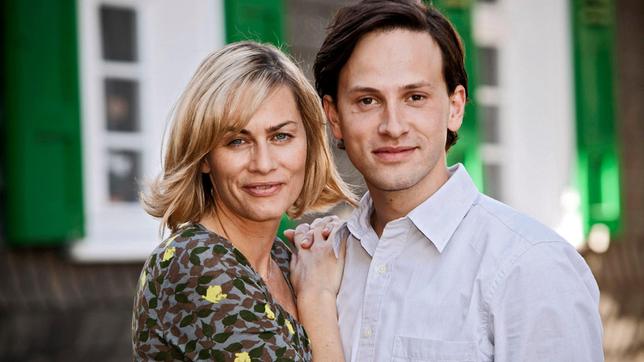 Bild: ARD Degeto/WDR/Frank Hempel Eva (Gesine Cukrowski) und Hendrik (Franz Dinda) heben gemeinsam ab.