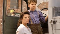 Eva (Christine Neubauer) und ihr Sohn Peter (Pascal Andres)) schlagen sich nach Kriegsende alleine durch.